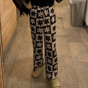 Lisa says Gah black/white flower satin pants XS